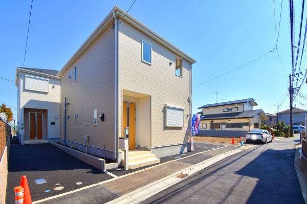 横浜市保土ケ谷区東川島町の新築一戸建の前面道路含む現地写真|車通りが少ない為、小さなお子様にも安心です。
是非一度、現地へ起こしください。


