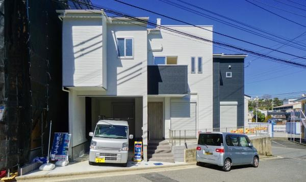横浜市泉区岡津町の新築一戸建の前面道路含む現地写真|車通りが少ない為、小さなお子様にも安心です。
是非一度、現地へ起こしください。

