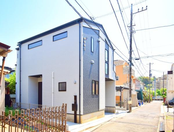 横浜市保土ケ谷区霞台の新築一戸建の外観|閑静な住宅地でゆったりとお過ごし頂けます。
現地と合わせて周辺環境もご案内致します。