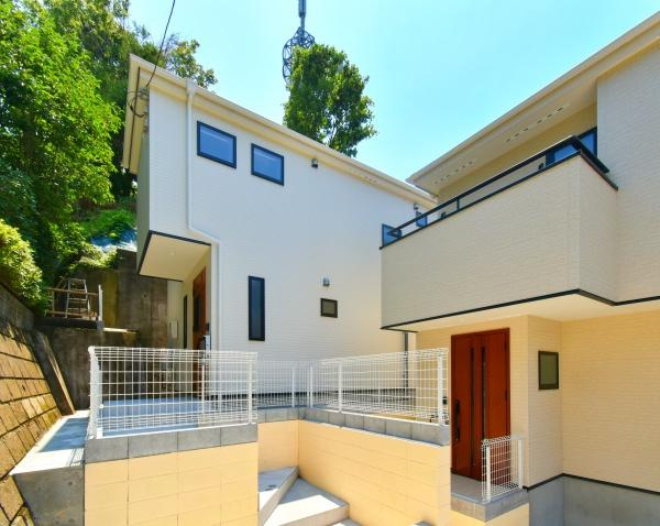 横浜市戸塚区秋葉町の新築一戸建の前面道路含む現地写真|車通りが少ない為、小さなお子様にも安心です。
是非一度、現地へ起こしください。

