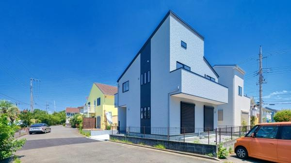 横浜市青葉区美しが丘西２丁目の新築一戸建の前面道路含む現地写真|広々とした前面道路！
駐車も楽に行えます。