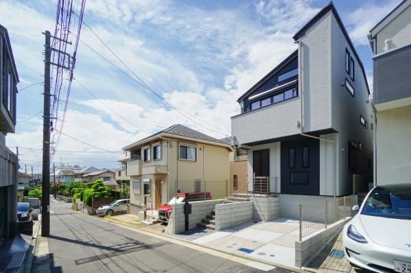 横浜市磯子区栗木１丁目の新築一戸建の前面道路含む現地写真|陽当りの良さ、住環境を現地にてご確認下さい！
周辺環境も合わせてご案内させて頂きます！