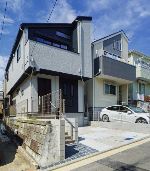 横浜市磯子区栗木１丁目の新築一戸建の外観|周辺は落ち着いた街並み。
是非一度、現地へお越しください。
ご自宅まで送迎も可能です