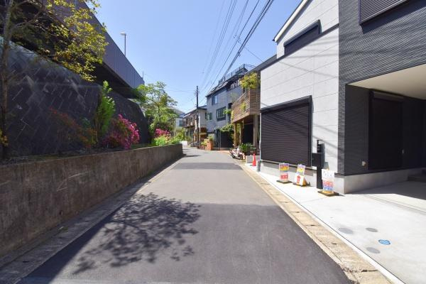 横浜市旭区さちが丘の新築一戸建の前面道路含む現地写真|車通りが少ない為、小さなお子様にも安心です。
是非一度、現地へ起こしください。

