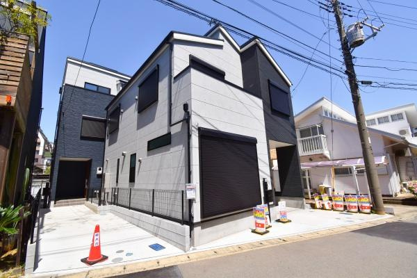 横浜市旭区さちが丘の新築一戸建の外観|周辺は落ち着いた街並み。
是非一度、現地へお越しください。
ご自宅まで送迎も可能です