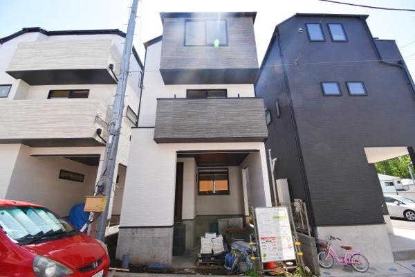 横浜市旭区鶴ケ峰１丁目の新築一戸建の外観|周辺は落ち着いた住環境。
是非一度、現地ご確認ください。
ご自宅まで送迎も可能です