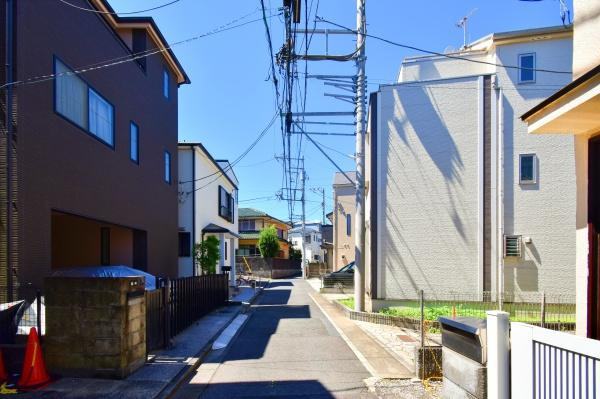 横浜市神奈川区七島町の新築一戸建の前面道路含む現地写真|車通りが少ない為、小さなお子様にも安心です。
是非一度、現地へ起こしください。

