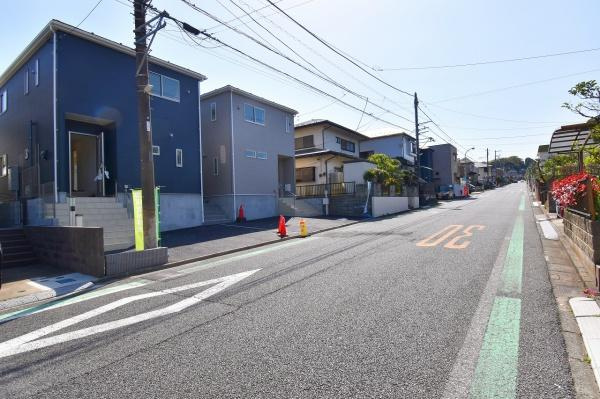 横須賀市岩戸４丁目の新築一戸建の前面道路含む現地写真|前面道路が広いので、安心して駐車可能です！