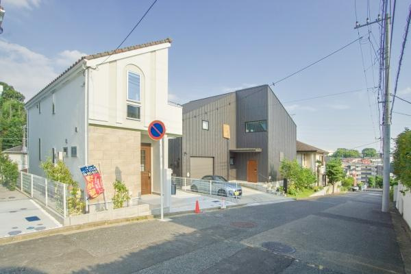 横浜市青葉区鴨志田町の新築一戸建の前面道路含む現地写真|車通りが少ない為、小さなお子様にも安心です。
是非一度、現地へ起こしください。

