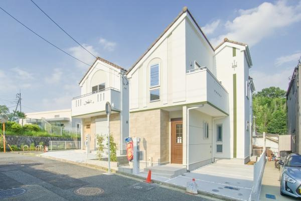 横浜市青葉区鴨志田町の新築一戸建の外観|周辺は落ち着いた住環境。
是非一度、現地ご確認ください。
ご自宅まで送迎も可能です