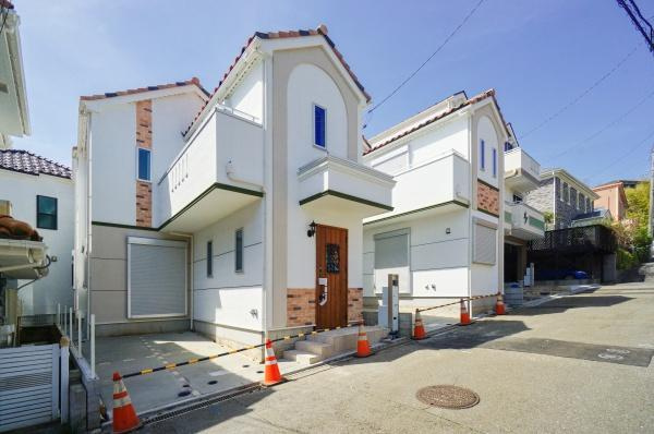 横浜市港南区芹が谷２丁目の新築一戸建の外観|周辺は落ち着いた住環境。
是非一度、現地ご確認ください。
ご自宅まで送迎も可能です