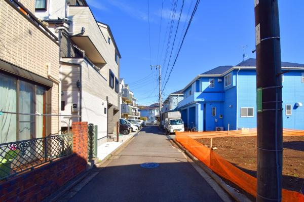 横浜市港北区大倉山５丁目の新築一戸建の前面道路含む現地写真|車通りが少ない為、小さなお子様にも安心です。
是非一度、現地へ起こしください。

