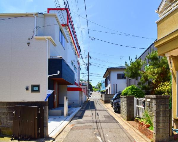 横浜市鶴見区上末吉５丁目の新築一戸建の前面道路含む現地写真|車通りが少ない為、小さなお子様にも安心です。
是非一度、現地へ起こしください。

