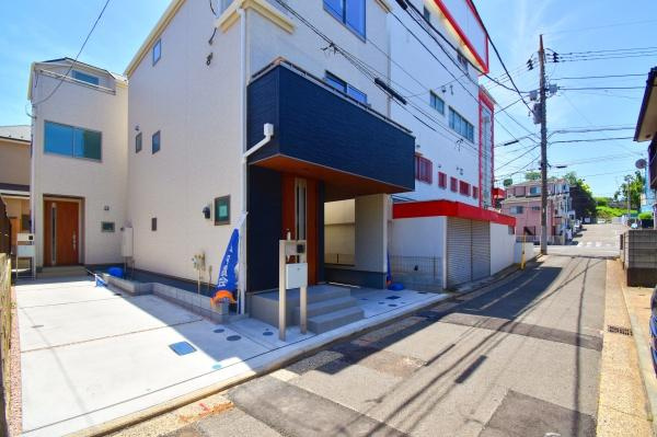 横浜市鶴見区上末吉５丁目の新築一戸建の外観|周辺は落ち着いた住環境。
是非一度、現地ご確認ください。
ご自宅まで送迎も可能です