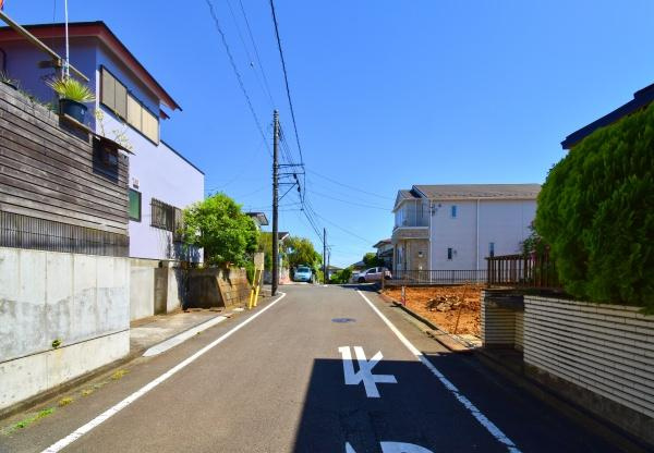 横浜市緑区西八朔町の新築一戸建の前面道路含む現地写真|車通りが少ない為、小さなお子様にも安心です。
是非一度、現地へ起こしください。

