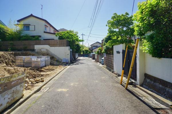 横浜市緑区東本郷３丁目の新築一戸建の前面道路含む現地写真|車通りが少ない為、小さなお子様にも安心です。
是非一度、現地へ起こしください。

