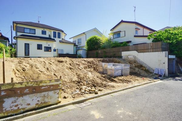 横浜市緑区東本郷３丁目の新築一戸建の前面道路含む現地写真|現在建築中の為、同仕様物件もご案内をさせて頂きます。
お車でご自宅まで送迎承ります。