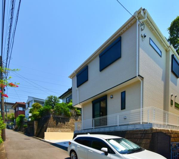 横浜市戸塚区秋葉町の新築一戸建の前面道路含む現地写真|車通りが少ない為、小さなお子様にも安心です。
是非一度、現地へ起こしください。

