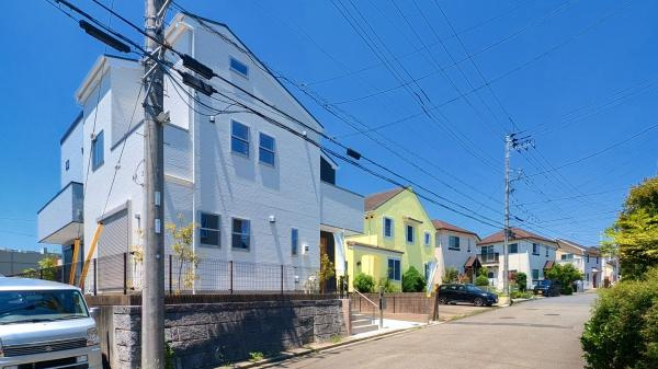 横浜市青葉区美しが丘西２丁目の新築一戸建の前面道路含む現地写真|広々とした前面道路！
駐車も楽に行えます。