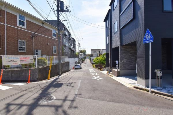 横浜市旭区西川島町の新築一戸建の前面道路含む現地写真|広々とした前面道路！
駐車も楽に行えます。