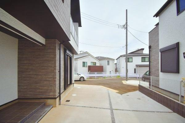 横浜市港北区小机町の新築一戸建の前面道路含む現地写真|駐車スペースはゆとりのある広さ！
2台駐車可能です。