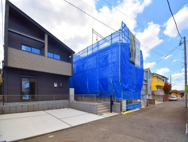 横浜市旭区本村町の新築一戸建の前面道路含む現地写真|車通りが少ない為、小さなお子様にも安心です。
是非一度、現地へ起こしください。

