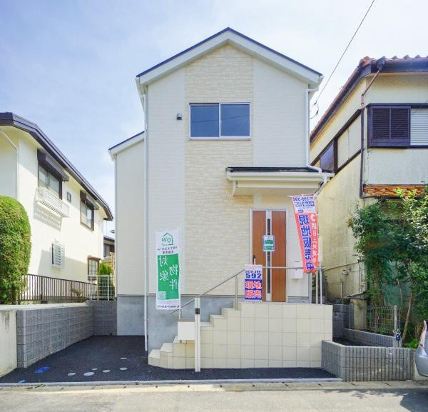 横浜市緑区霧が丘６丁目の新築一戸建の外観|周辺は落ち着いた街並み。
是非一度、現地へお越しください。
ご自宅まで送迎も可能です