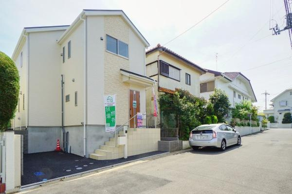 横浜市緑区霧が丘６丁目の新築一戸建の前面道路含む現地写真|前面道路が広いので、安心して駐車可能です！