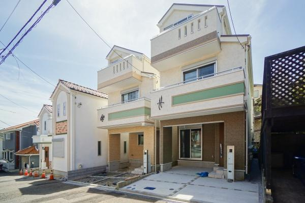 横浜市港南区芹が谷２丁目の新築一戸建の外観|周辺は落ち着いた住環境。
是非一度、現地ご確認ください。
ご自宅まで送迎も可能です