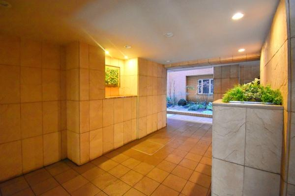 横浜市神奈川区大口仲町の中古マンションのエントランス|清掃もしっかりとされたマンションです。
安心・安全・快適にお過ごしください