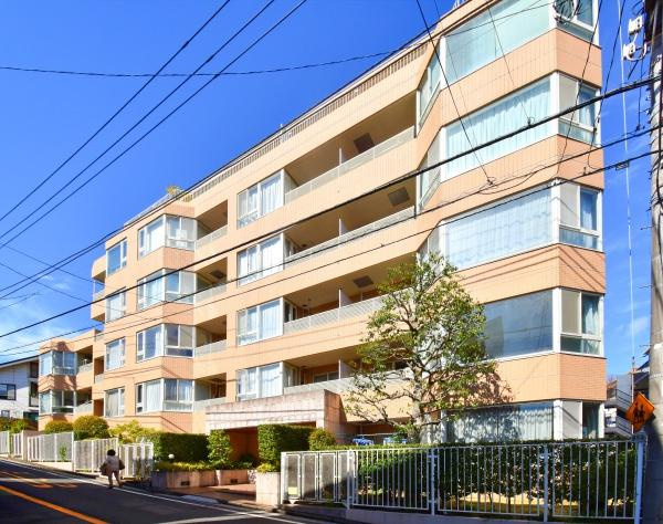 横浜市神奈川区大口仲町の中古マンションの外観|周辺は落ち着いた住環境。
是非一度、現地ご確認ください。
ご自宅まで送迎も可能です