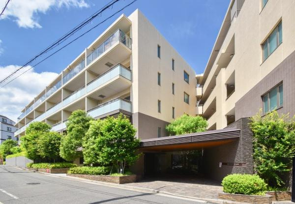 横浜市鶴見区鶴見１丁目の中古マンションの外観|周辺は生活利便施設が点在しています。
是非一度、現地へお越しください！
ご自宅までの送迎も可能です！