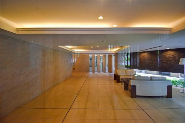 横浜市鶴見区鶴見１丁目の中古マンションのエントランス|ホテルライクな高級感溢れるエントランス！
防犯カメラ＋オートロック付きで防犯面も安心です。