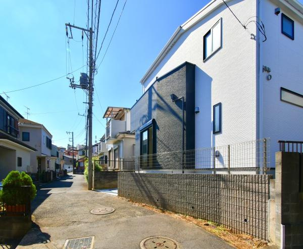 横浜市神奈川区二本榎の新築一戸建の前面道路含む現地写真|周辺は生活利便施設が点在しています。
是非一度、現地へお越しください！
ご自宅までの送迎も可能です！