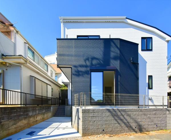 横浜市神奈川区二本榎の新築一戸建の外観|周辺は落ち着いた街並み。
是非一度、現地へお越しください。
ご自宅まで送迎も可能です