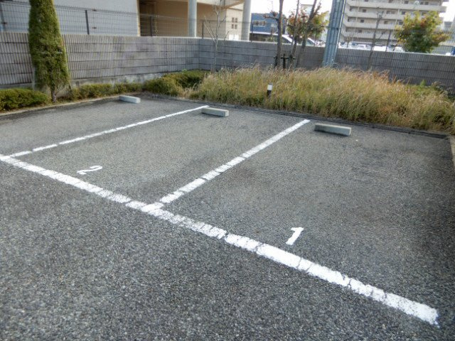 ロワイヤル東今宿の駐車場