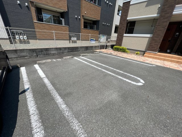 グランペール古賀Ⅲ　Ａの駐車場