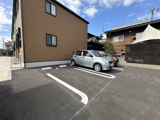 フローリッシュ・メゾン　中野田の駐車場