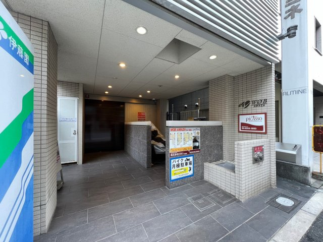 W.O.B.AWAZAのエントランス