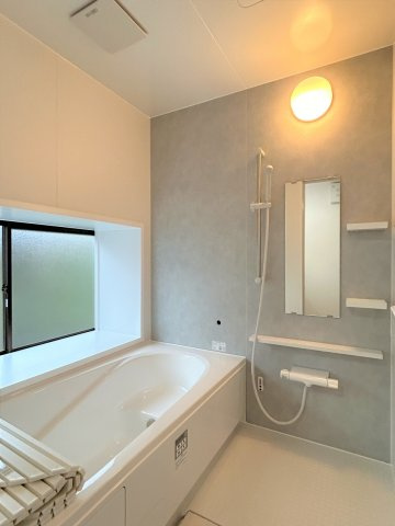 小林市堤の中古一戸建の浴室