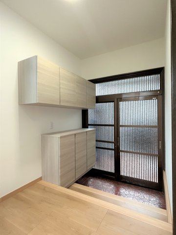小林市堤の中古一戸建の玄関