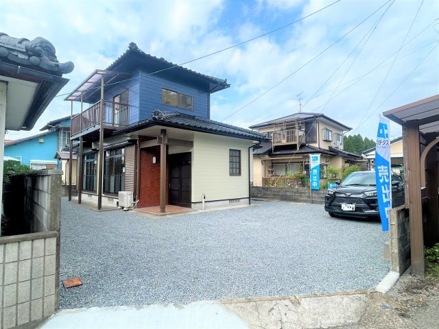 小林市堤の中古一戸建の駐車場