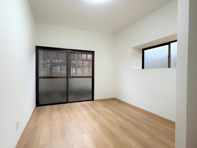 小林市堤の中古一戸建の洋室