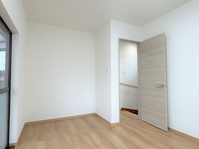 小林市堤の中古一戸建の洋室