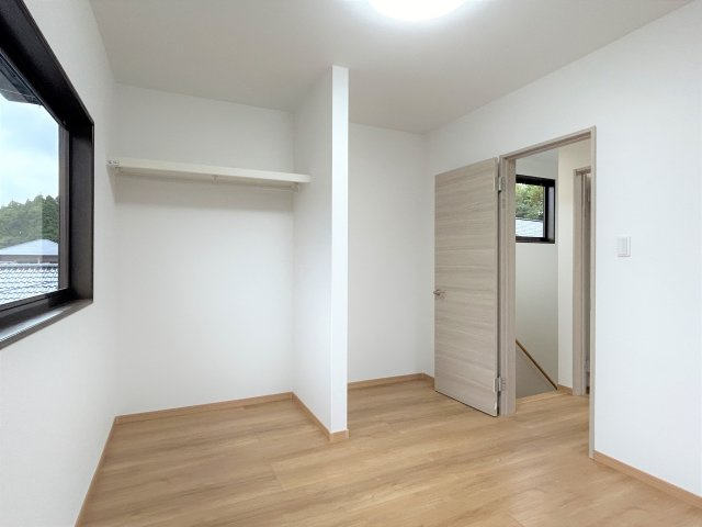 小林市堤の中古一戸建の洋室