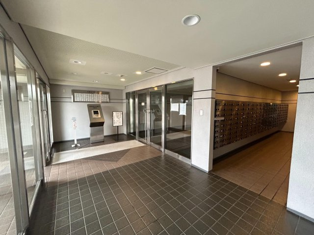 フルリノベーション物件☆ペット飼育可能(規約有)☆リビング広々２３帖☆グランデュール鴨川Ⅱ番館のエントランス|エントランス