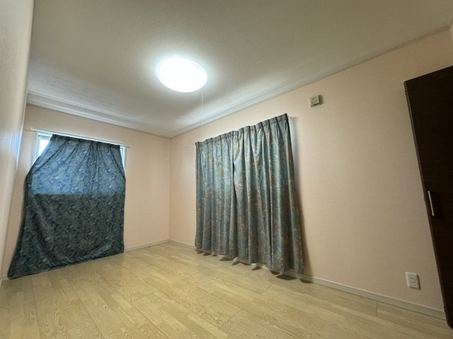 ‐三丁目不動産-　深谷市人見　平成27年築の洋室