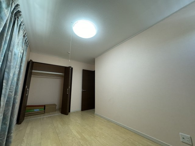 ‐三丁目不動産-　深谷市人見　平成27年築の洋室