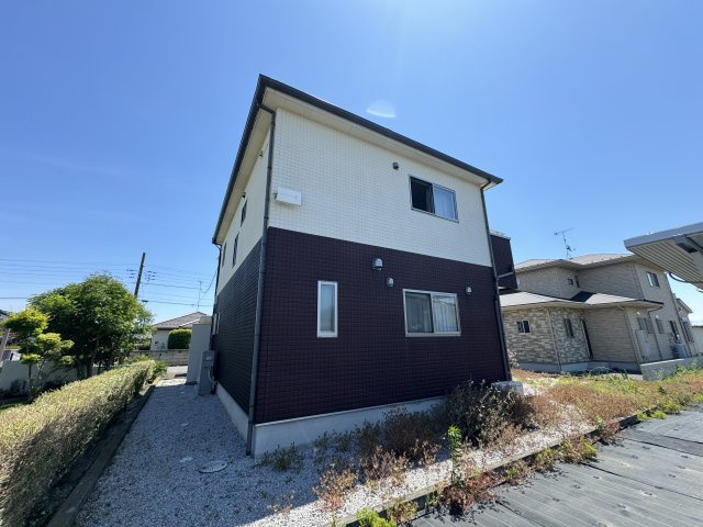 ‐三丁目不動産-　深谷市人見　平成27年築の外観