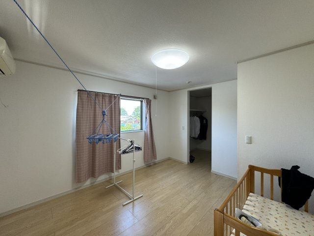 ‐三丁目不動産-　深谷市人見　平成27年築の洋室